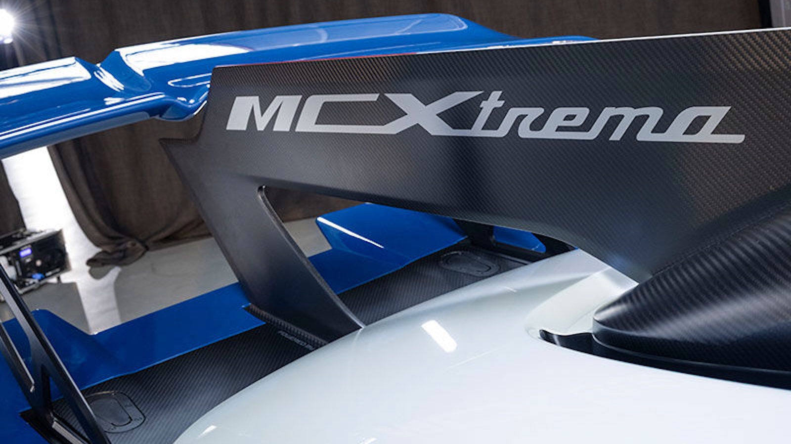 Το αμάξωμα φέρει διχρωμία ματ μπλε και περλέ λευκού, με μια επιβλητική Τρίαινα στο καπό και τον αριθμό “77”.